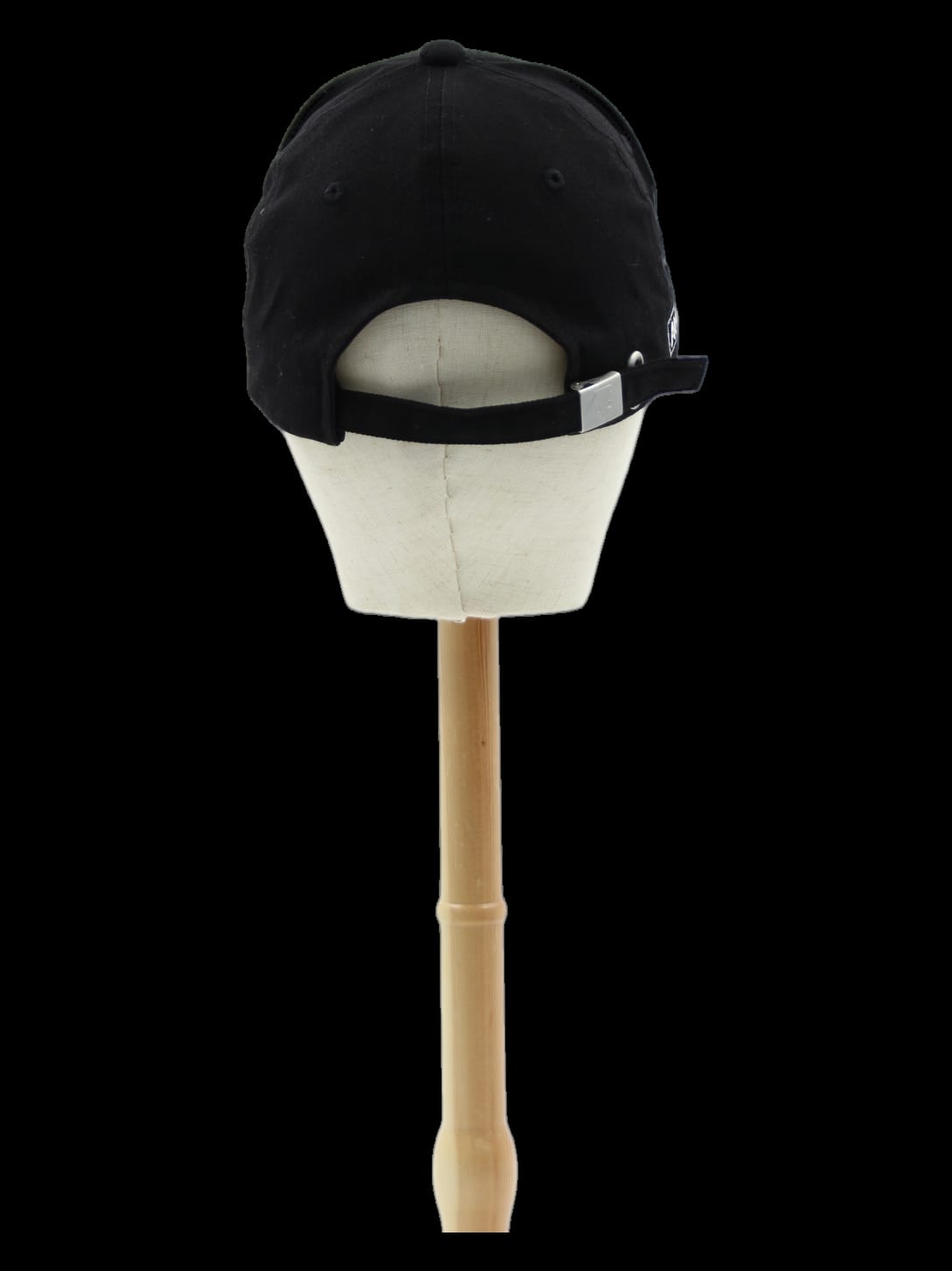 블랙 메탈 로고 레터링 자수 볼캡