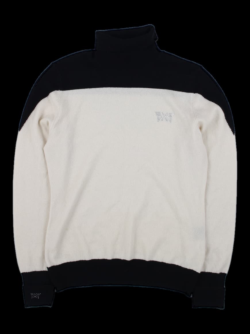 블랙앤화이트 배색 터틀넥 니트