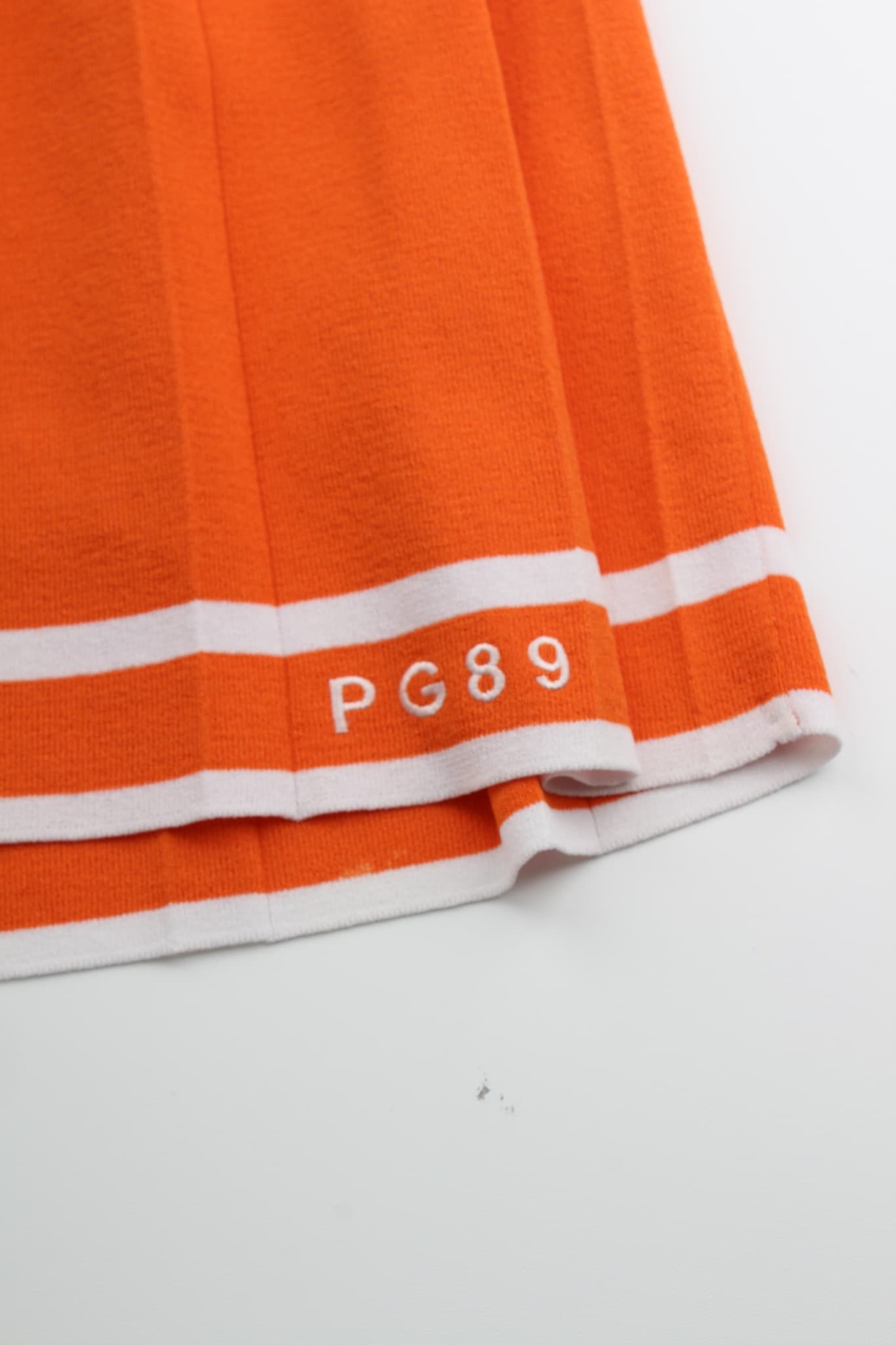 로고 패치 니트 스커트