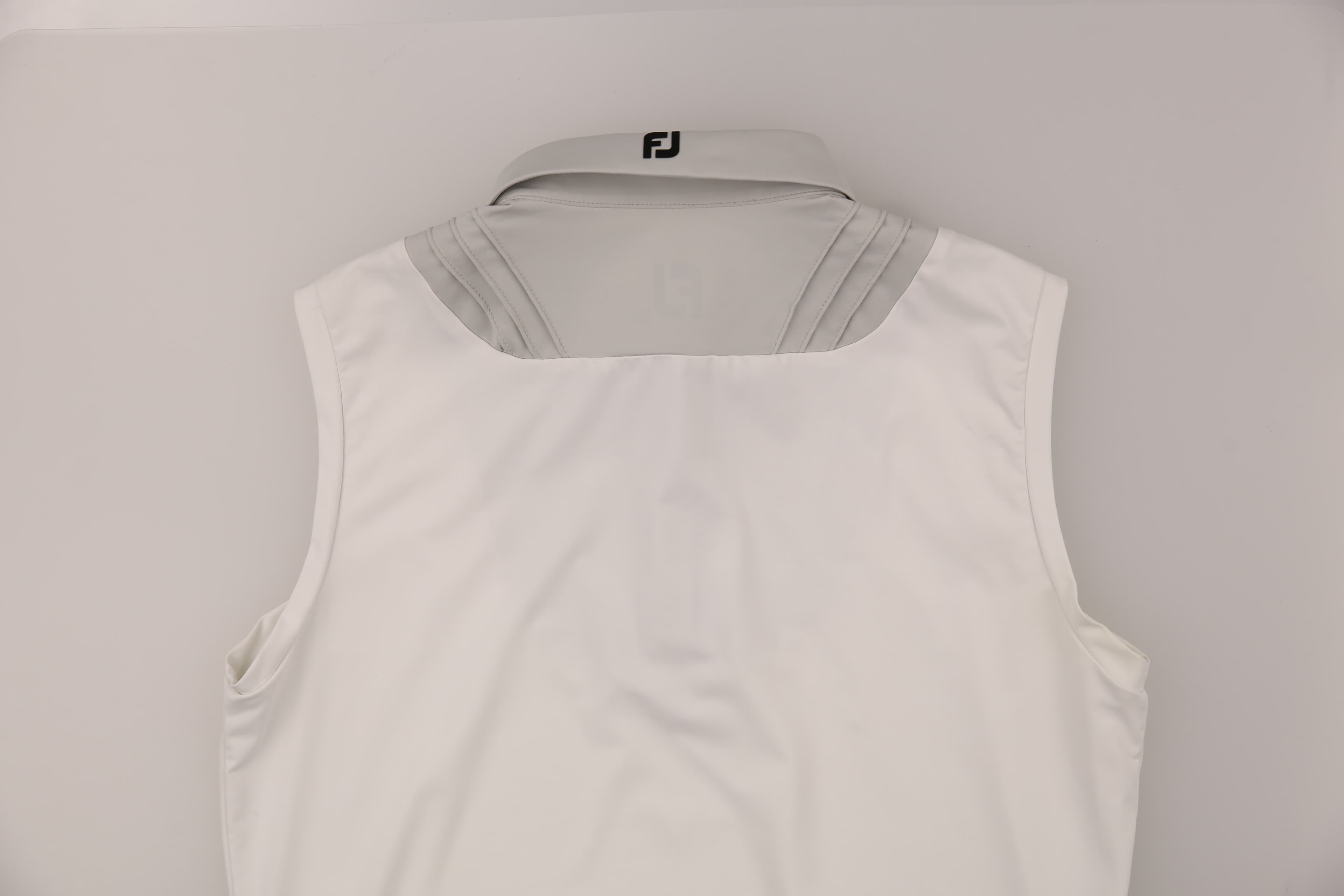 턱 라인 카라 슬리브리스