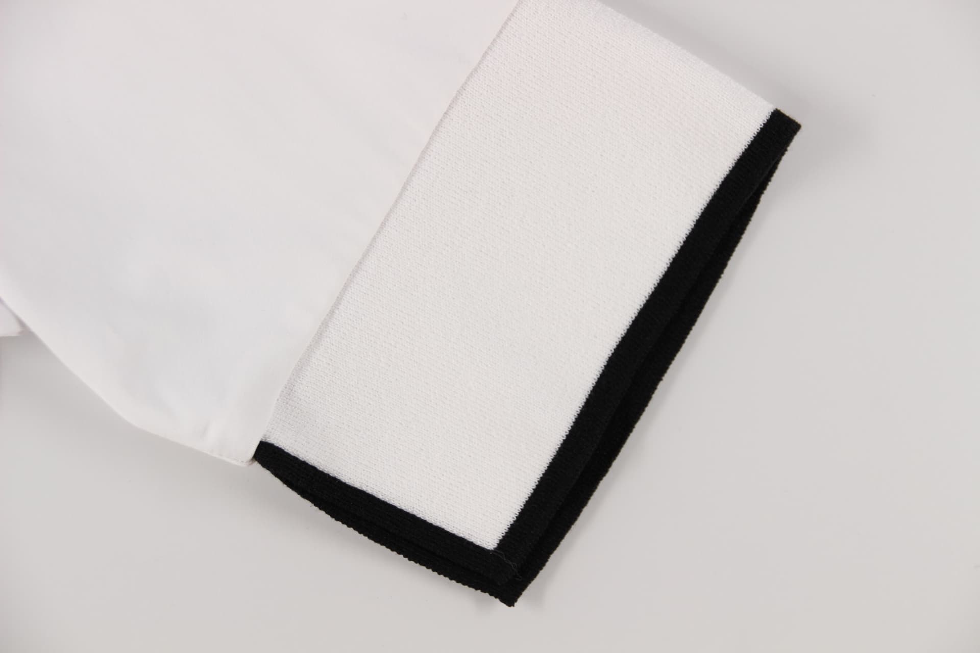 배색 니트소매 카라 티셔츠