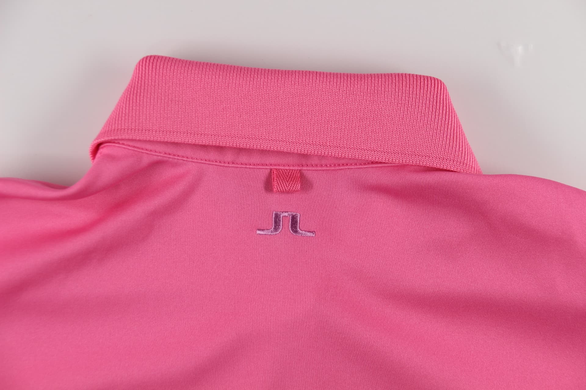 로고 자수 카라 반팔 티셔츠