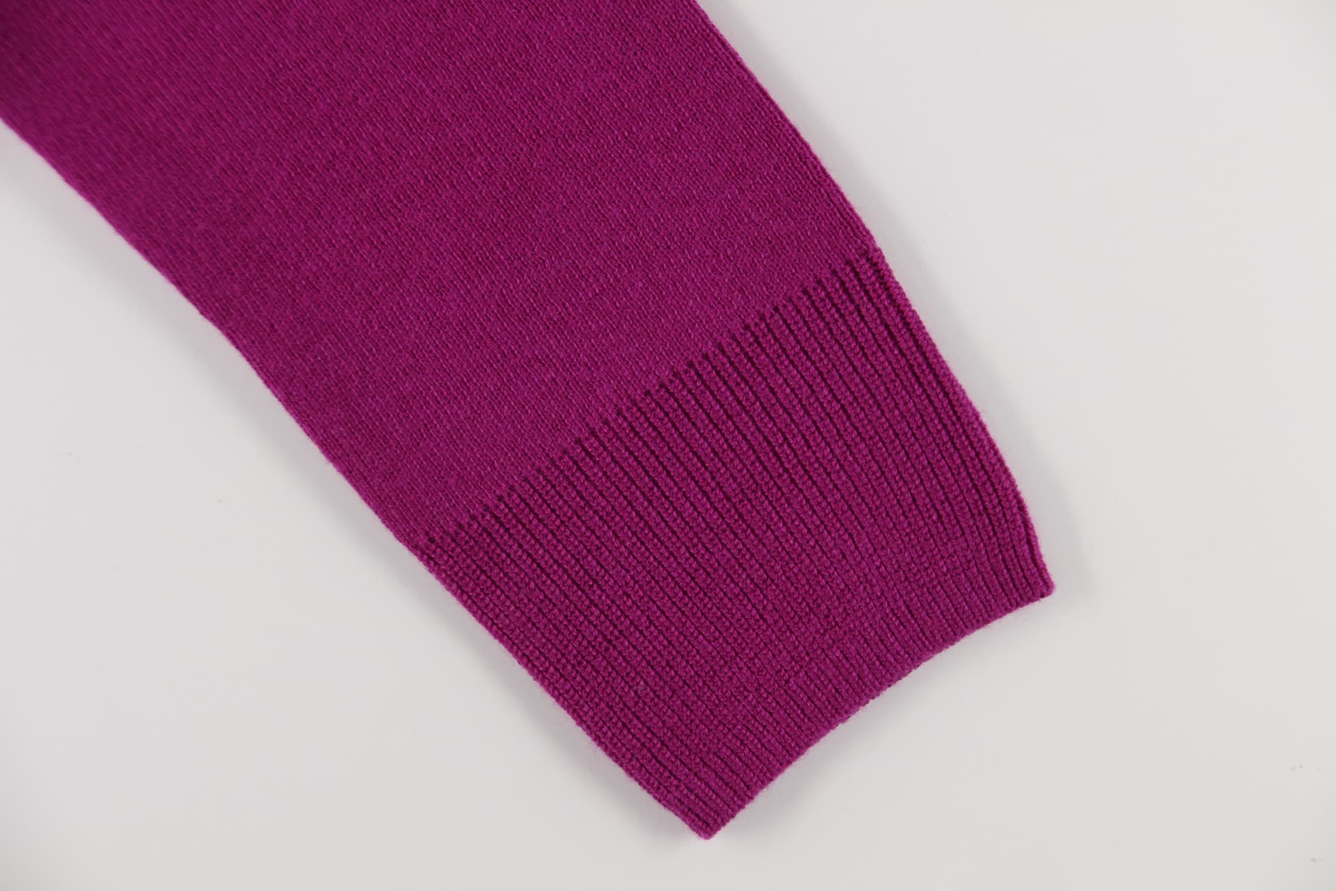 브이넥 긴팔 니트