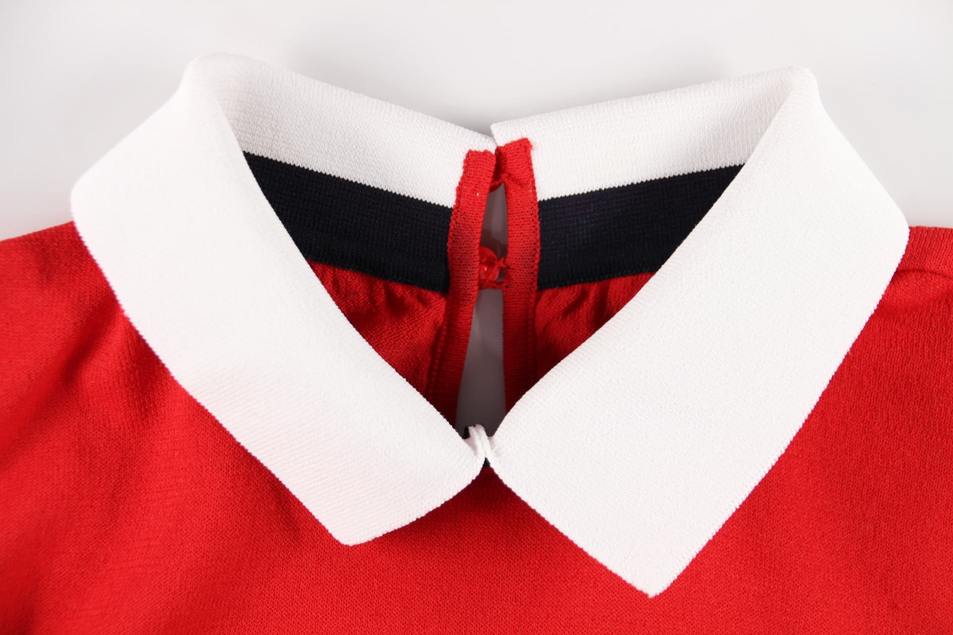 카라 배색 슬리브리스 니트