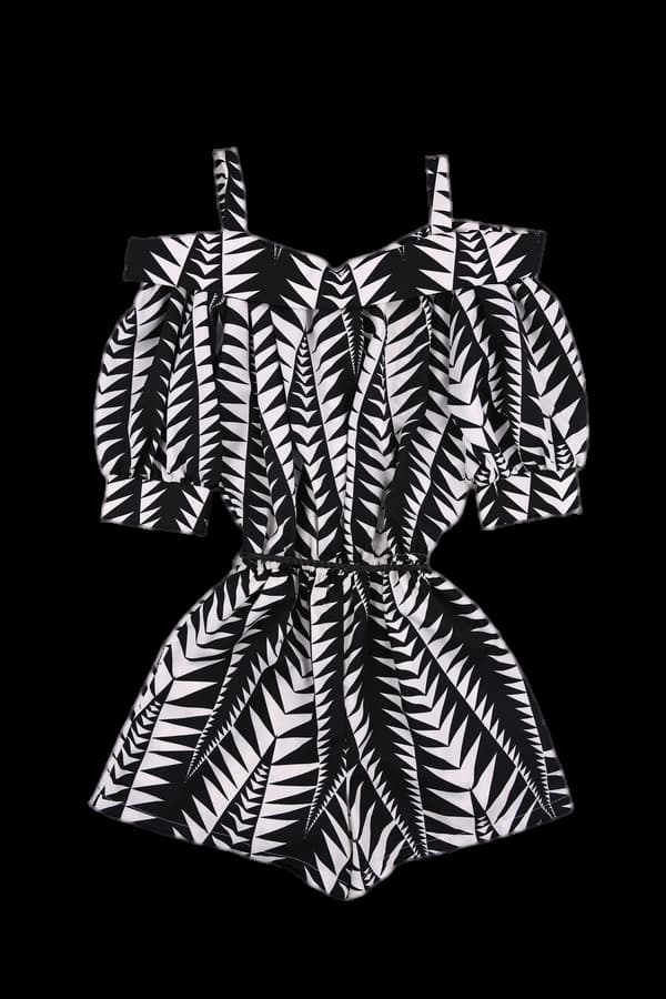 오프숄더 숏 점프수트