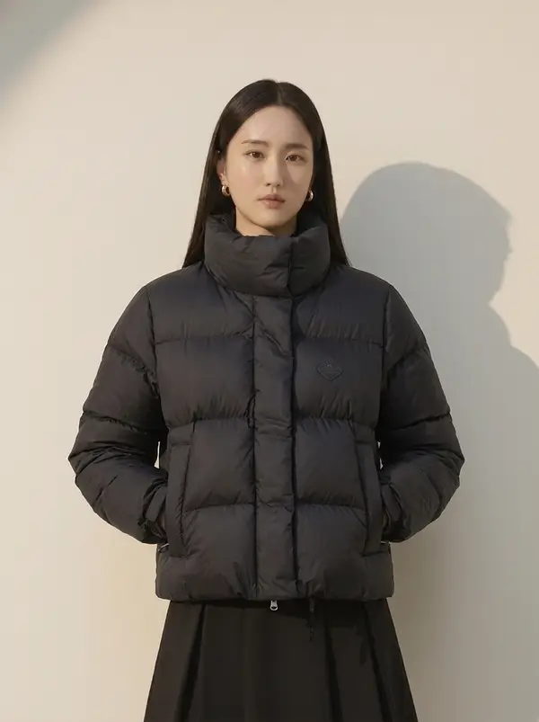 블랙 하이넥 숏 푸퍼 다운 점퍼