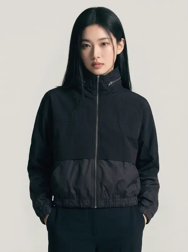 블랙 하이넥 배색 로고 프린트 집업 점퍼